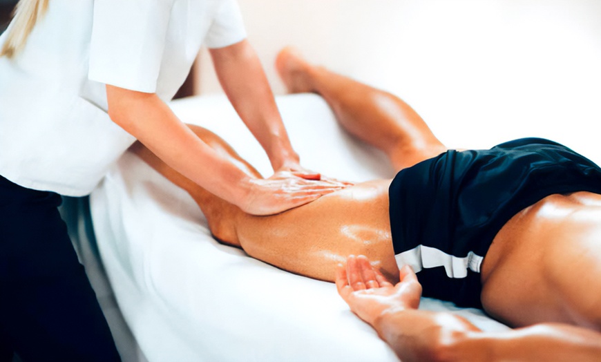 Image 1: Masaje deportivo especializado de hasta 90 min. con valoración inicial