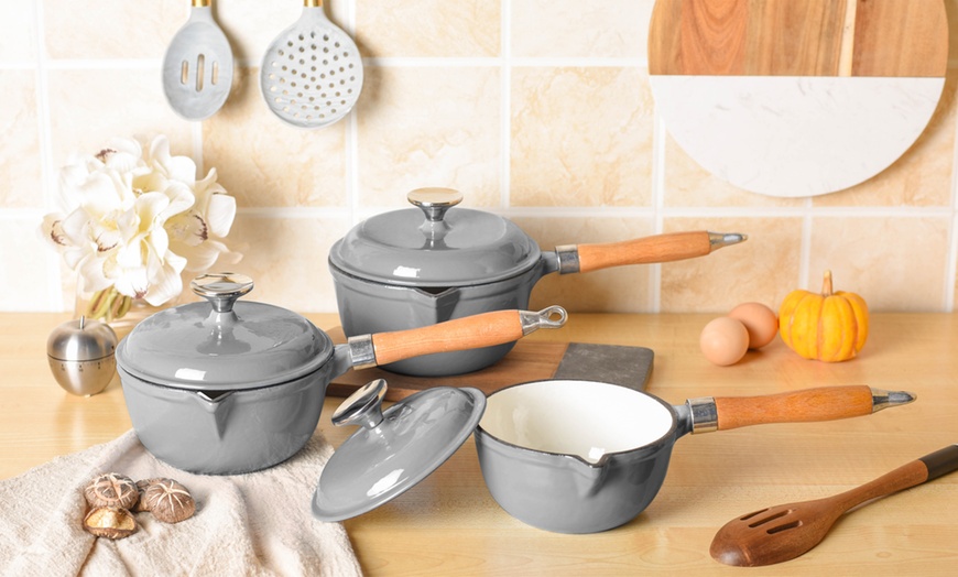 Image 5: Three-Piece or Eight-Piece Cast Iron Cookware Set in Choice of Colour