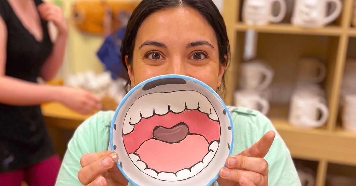 Taller para pintar cerámica con bebida en Barcelona