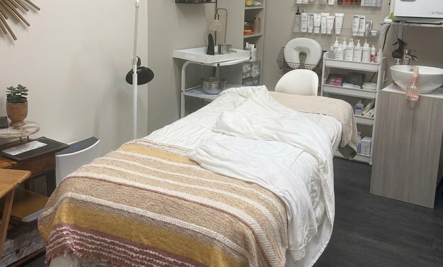 Image 3: Radiant Skin with One, Two or Three 60-Minute Customized Facial for 1