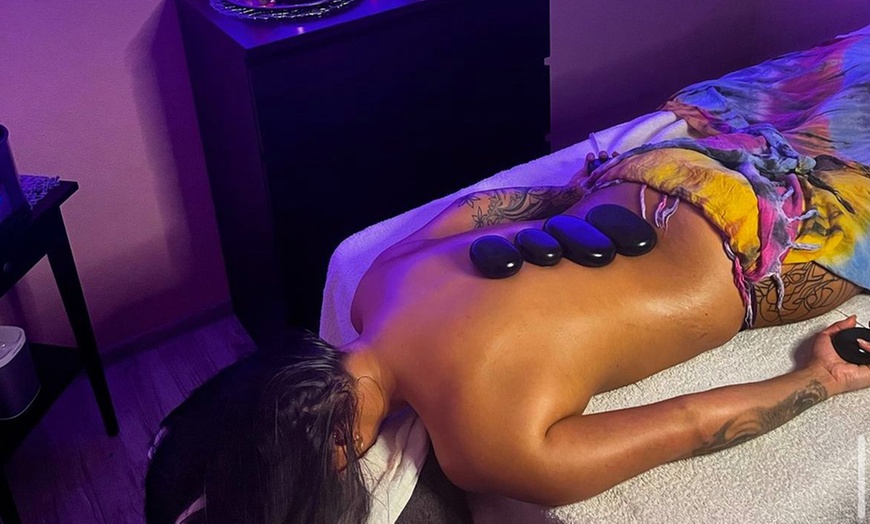 Image 3: Wellness- / Sport- / Lomi-Lomi- oder Hot-Stone-Massage für 1 Person