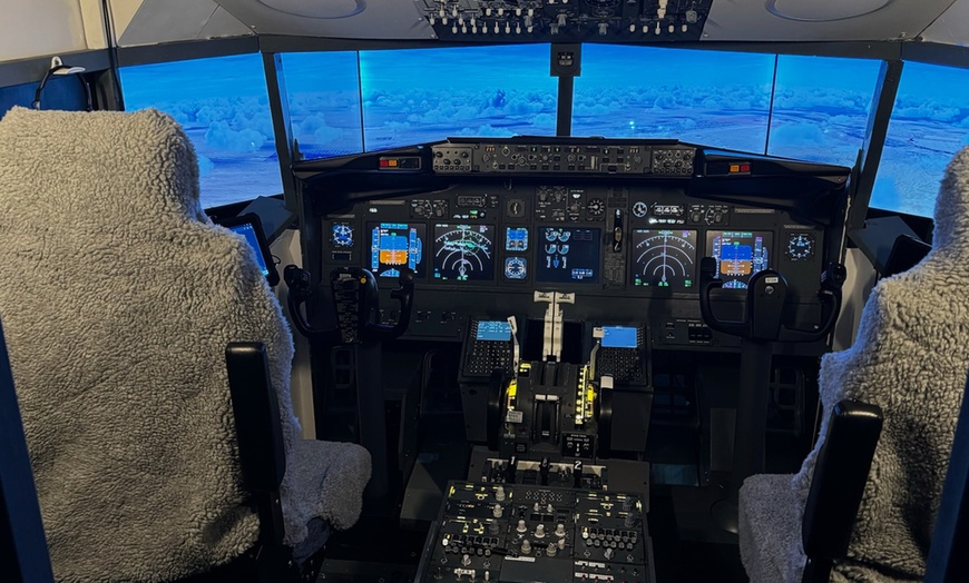 Image 3: Explore with a 60 or 90-minute 737 Boeing Flight Simulator Experience