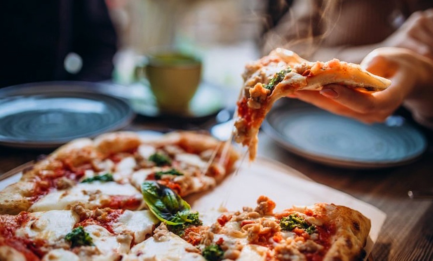 Image 3: Menú de pizza o hamburguesa con patatas y bebida para 2 o 4 personas