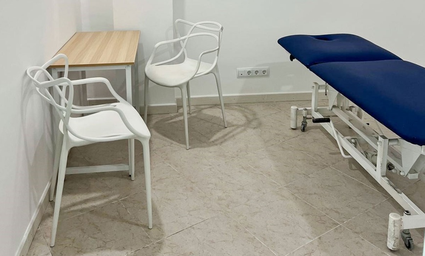 Image 6: Sesión de fisioterapia avanzada con diagnóstico y valoración previa