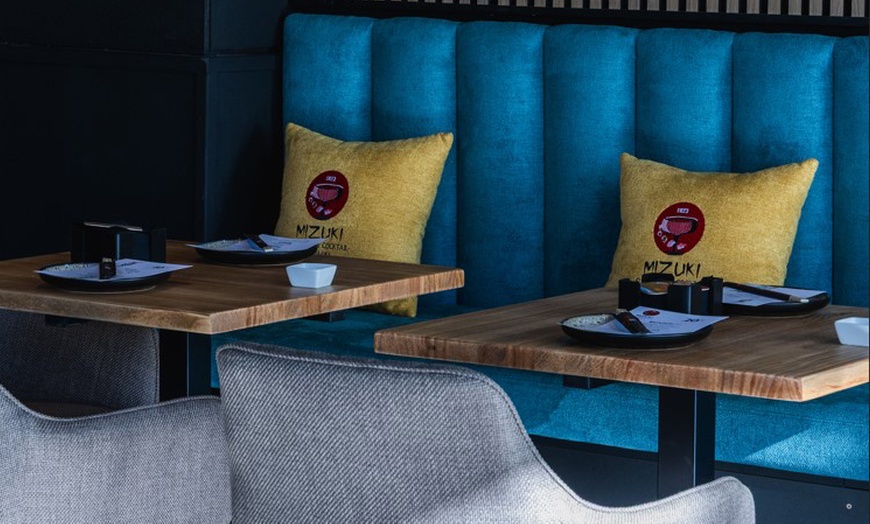 Image 2: Menú de sushi para 2 o 4 personas