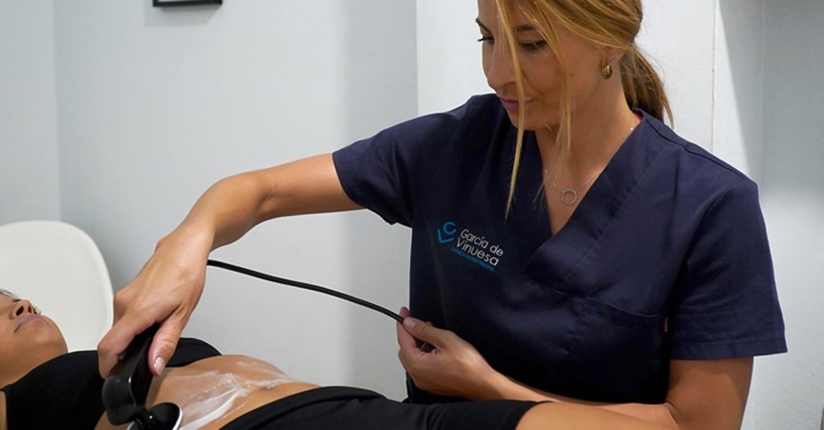 Sesión de masaje de tejido profundo y fisioterapia en Sevilla