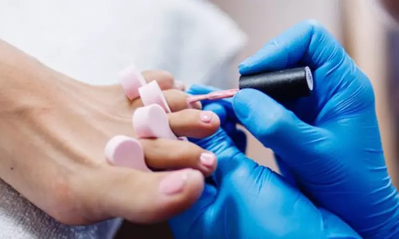 Consigue unas uñas ideales con 1 sesión de manicura, pedicula o manipedicura para 1 persona y con decoración en una uña - Image 4