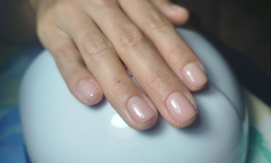Image 5: Manicura o pedicura tradicional o semipermanente con diseño de 1 uña 