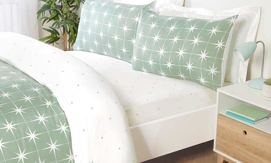 Image 2: Four-Piece Complete Duvet Set including Fitted Sheet