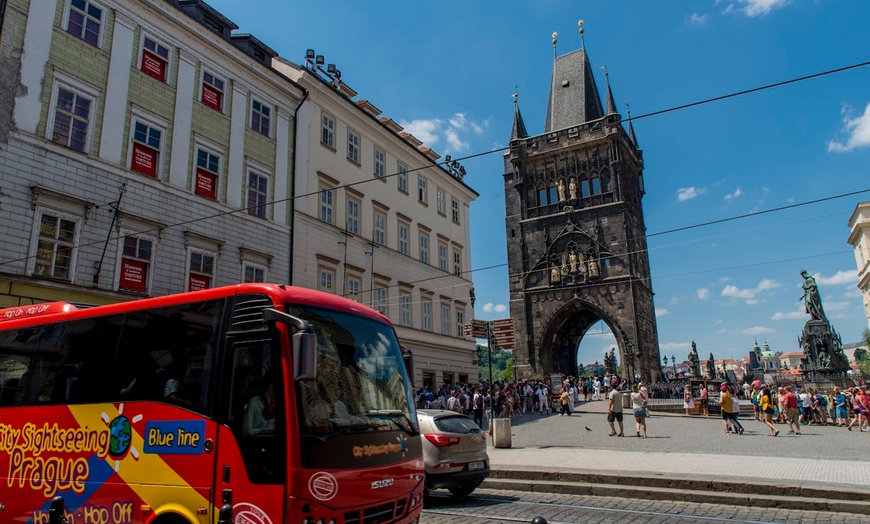 Image 6: Hop-on-Hop-off-Bustour Prag, opt. mit Bootstour 