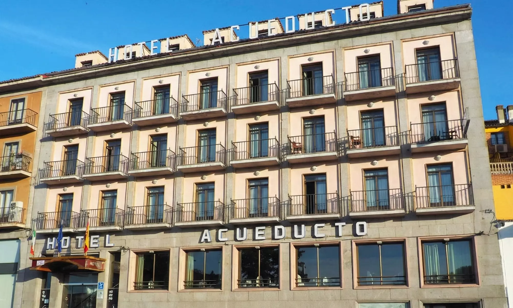 Menú de cochinillo para 2 o 4 personas con entrante, postre y bebida