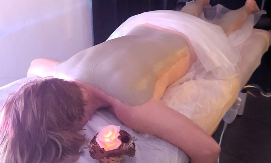 Image 3: Rosaterapia o chocolaterapia de 60 minutos con opción a reflexología 