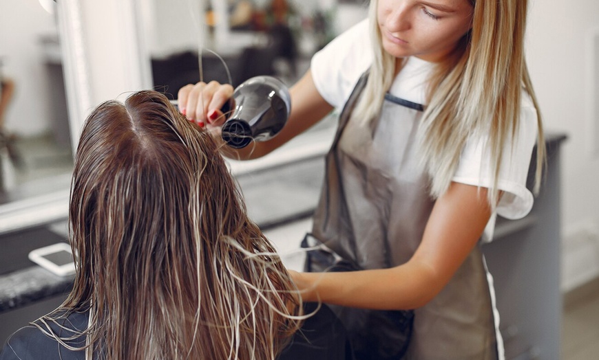 Image 10: Sesión de peluquería con opción a tinte de raíz o baño de color para 1