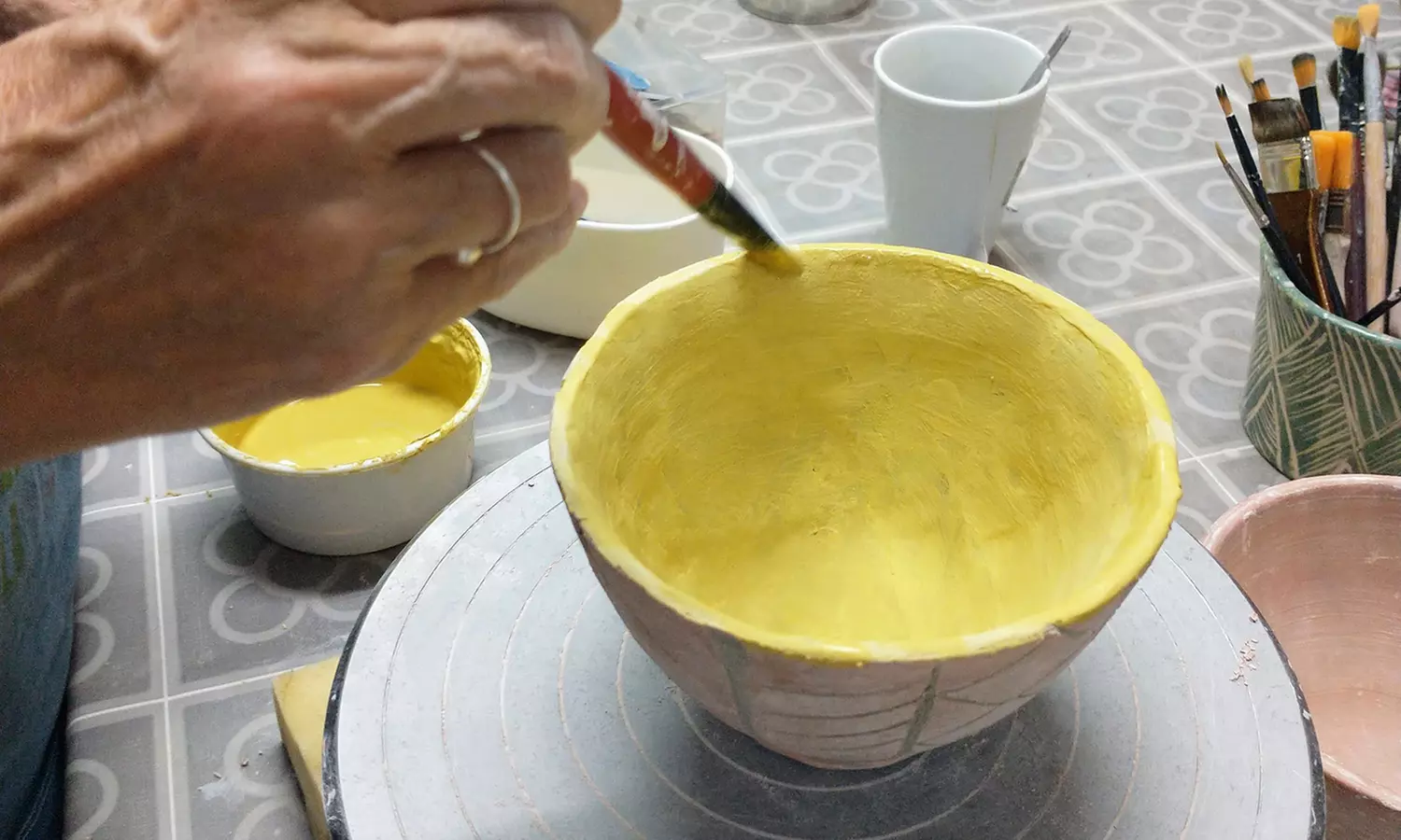 ¡Taller de pintura en cerámica con bebidas para 1 o 2 personas!