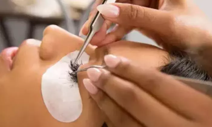 Rehaussement de cils avec teinture et extension de cils