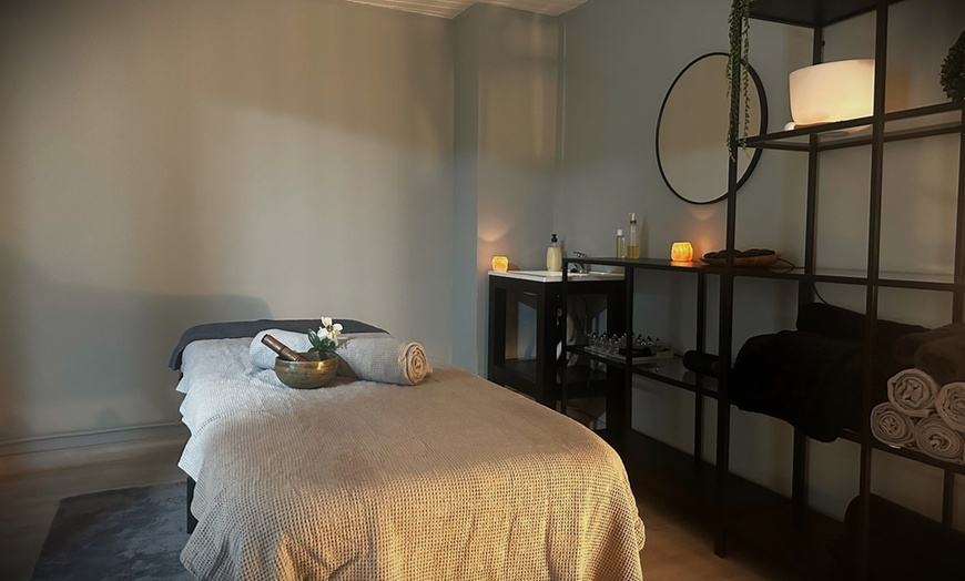 Image 2: ¡Momento relax! 1 o 2 sesiones de masaje a elegir de hasta 1 hora