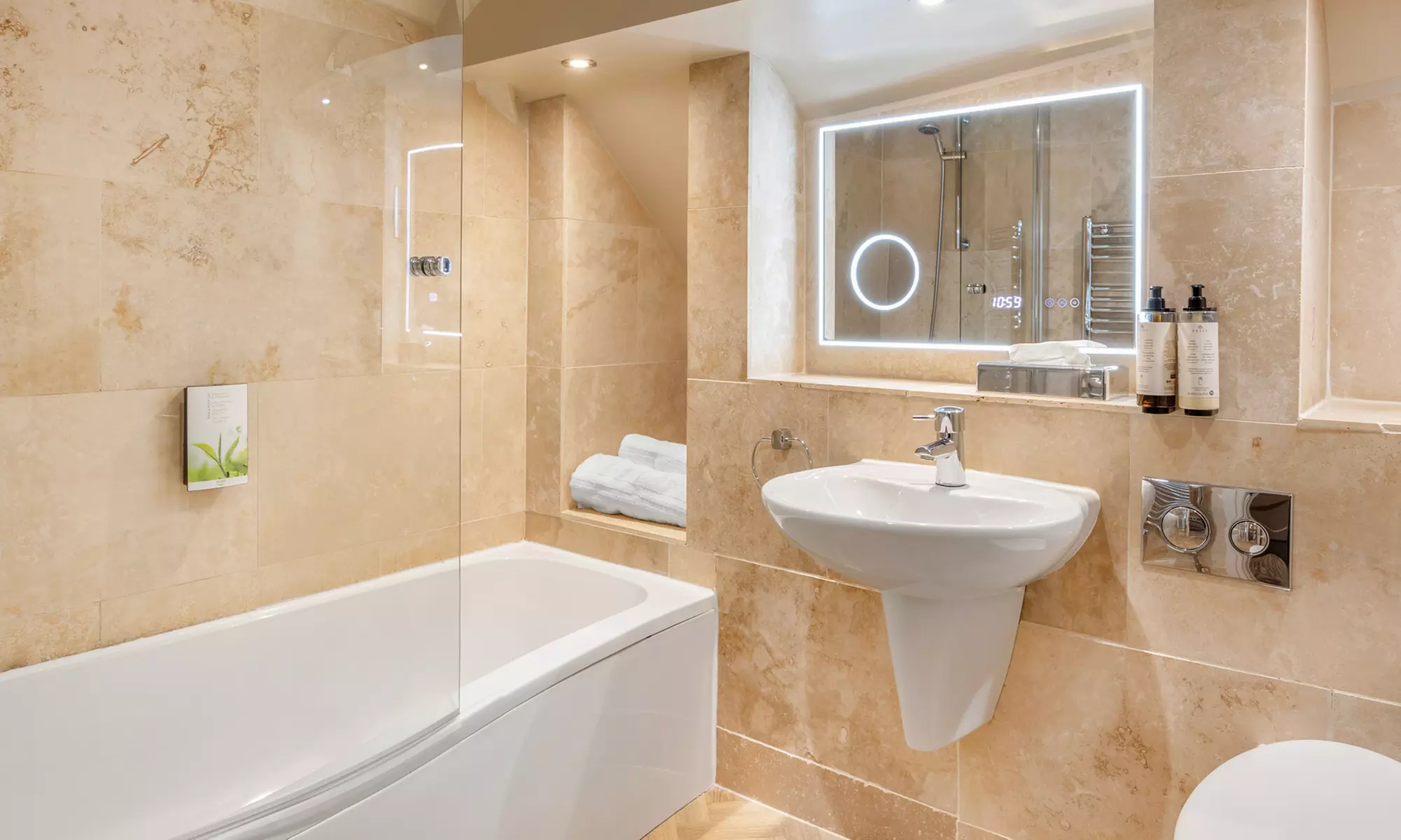 Rolling Hillside Retreat in Devon: Scenic Apartment Stay up to 6