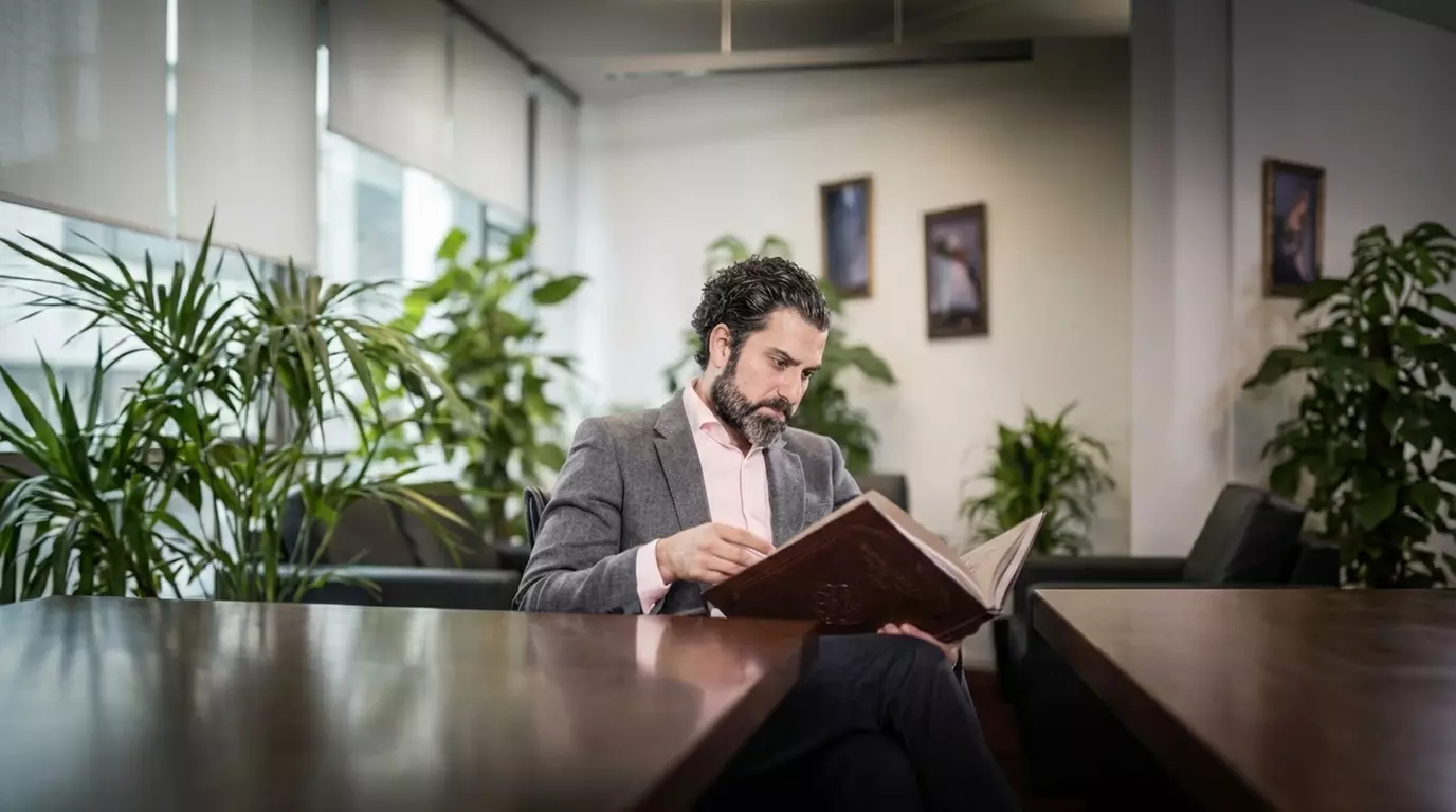 Individuelles 30-minütiges Bewerbungsfotos-Fotoshooting mit 4 Bildern und ein Geschenk für 1 Person (49% sapren) - Second Medium