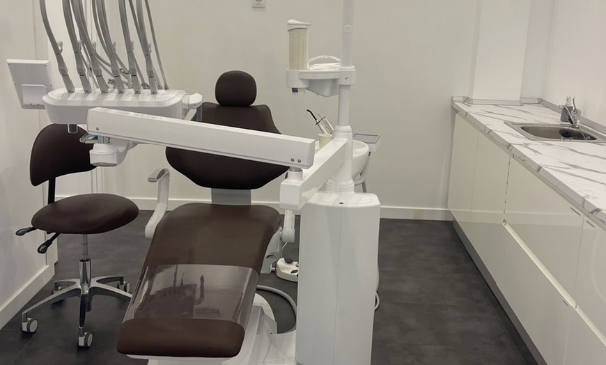 Image 4: Limpieza bucal con pulido, radiografía, revisión y fluorización