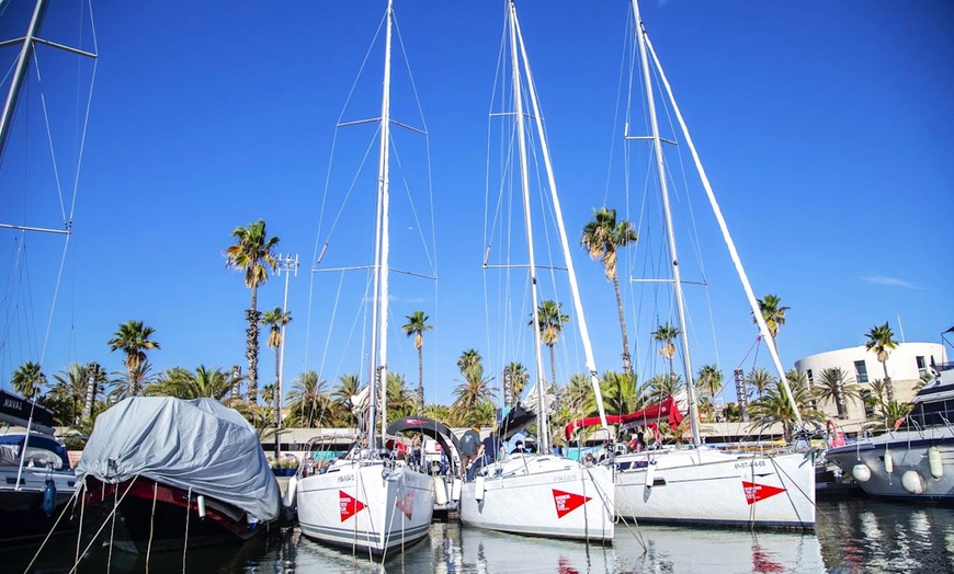 Image 7: 2 horas de paseo en velero por la costa de Barcelona para hasta 11 pax