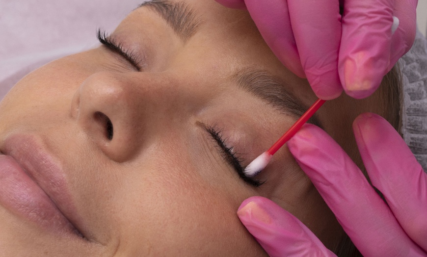 Image 3: Lifting y tinte de pestañas y opción a depilación y laminado de cejas