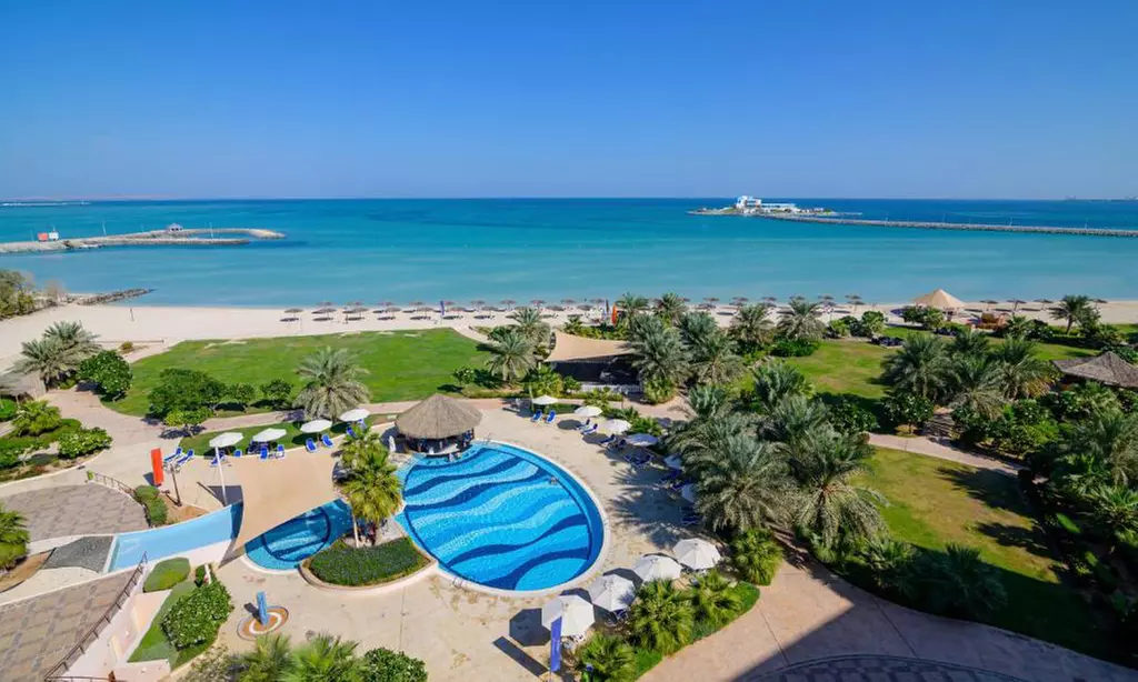 Abu Dhabi: One Night Stay with Breakfast and Dinner