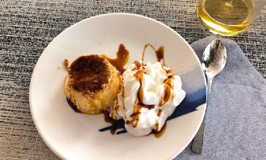 Image 22: Menú mediterráneo para 2 o 4 con postres y vino con vistas al mar