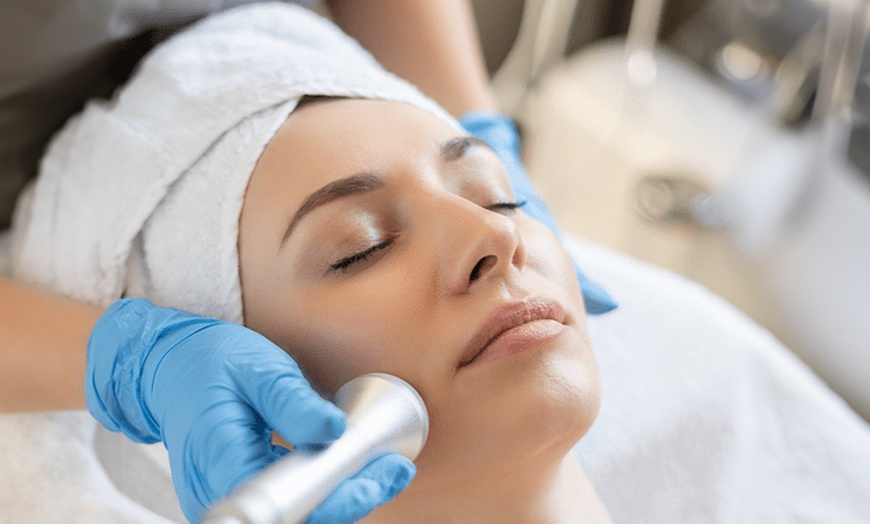 Image 1: Glow with One, Two or Three 45-Minute Hydration & Deep Cleaning Facial