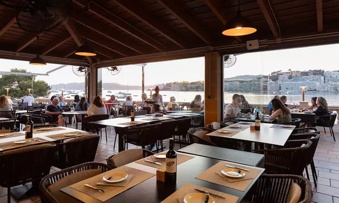 Menú mediterráneo para 2 o 4 con postres y vino con vistas al mar