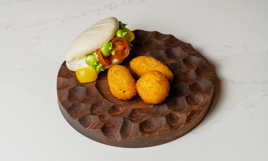 Image 10: Brunch ilimitado con bufé libre de comida y bebida para 2 o 4 personas