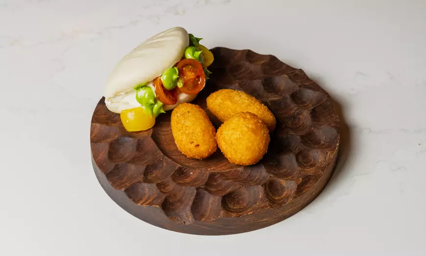 Image 10: Brunch ilimitado con bufé libre de comida y bebida para 2 o 4 personas