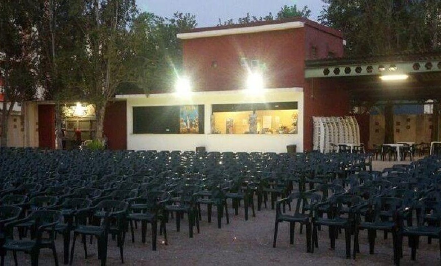 Image 3: 1 o 2 entradas a cine de verano con refresco y palomitas