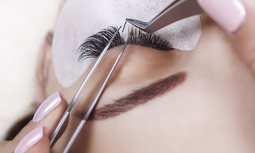 Image 3: Extensiones de pestañas con volumen a elegir para 1 persona