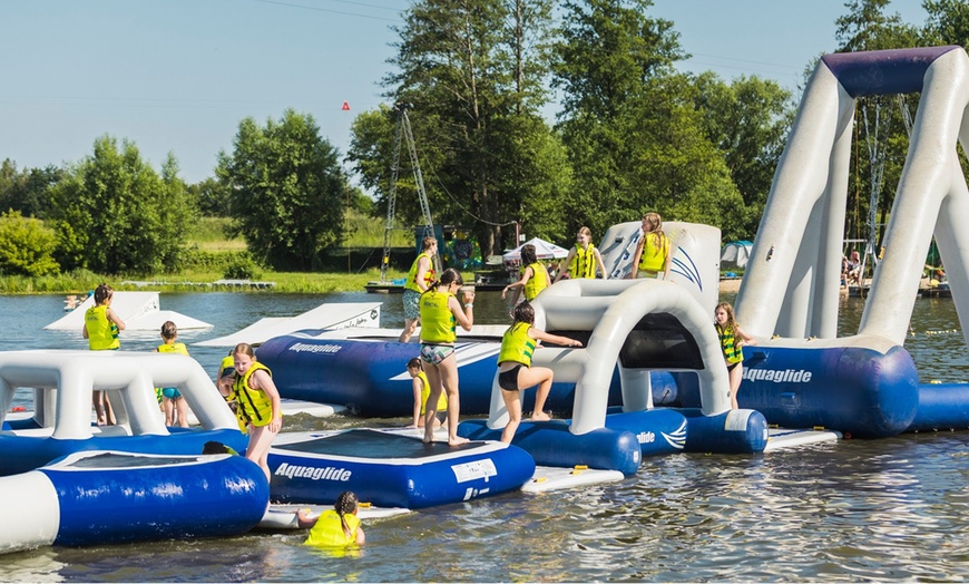Image 6: Aktywny dzień nad wodą: bilety na pływający plac zabaw i wakeboard