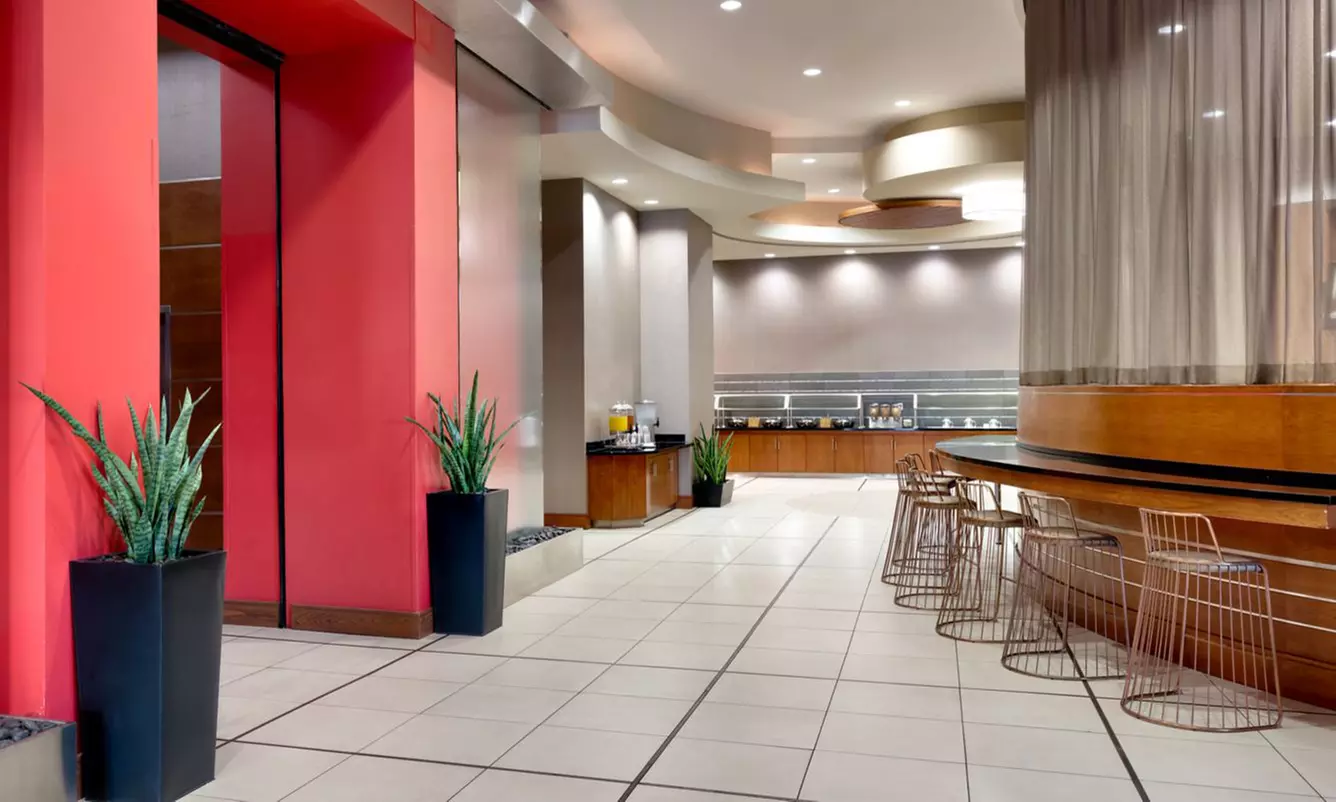 Hotel Stay w/ Rooftop Pool & Breakfast. Minutes From The Strip