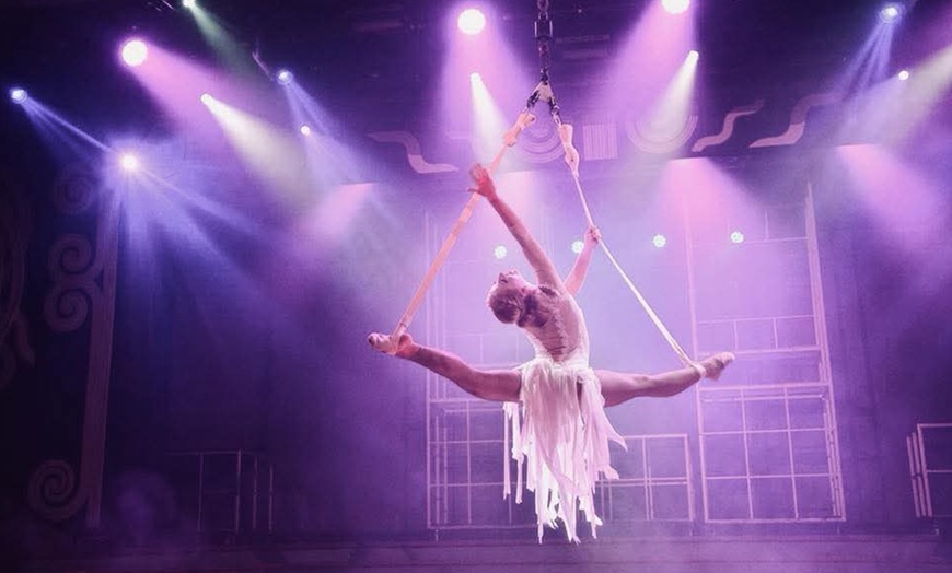 Image 6: Magie, rires et frissons : "Noël en Folie" par Nicolas Bouglione