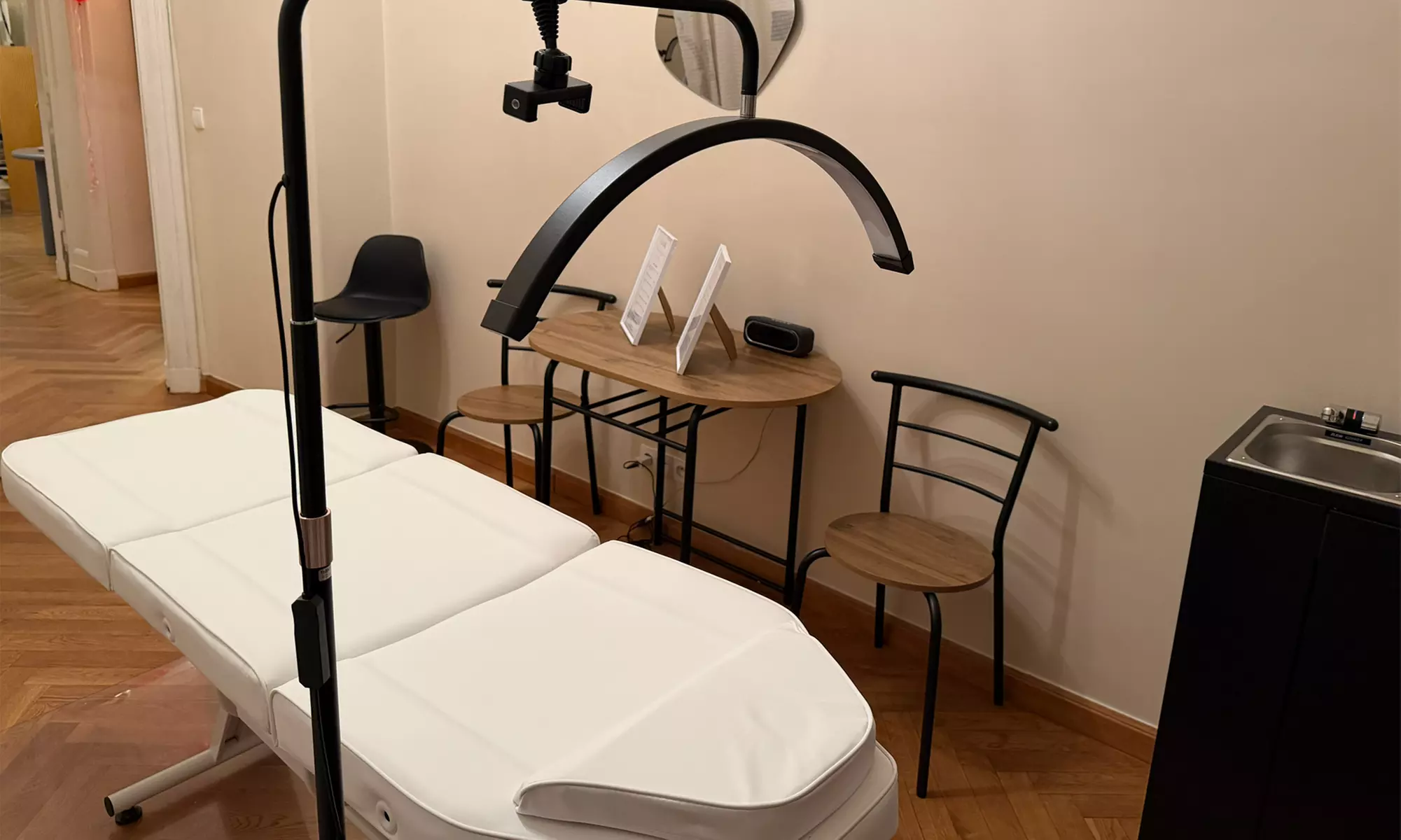 Masaż twarzy z maską algową lub zabieg "glow i nawilżenie"