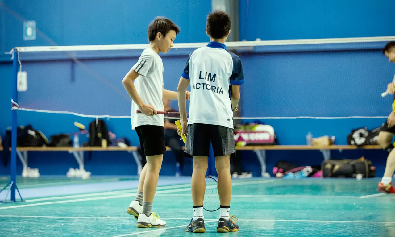 1 or 2 Hour Badminton Court Hire + 2 Complementary Rackets and More