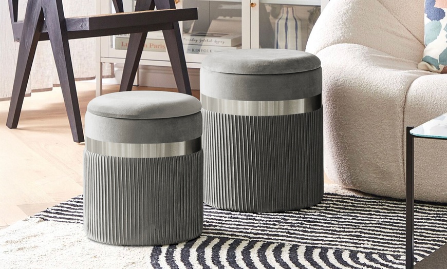 Image 9: Ensemble de deux poufs modernes en velours