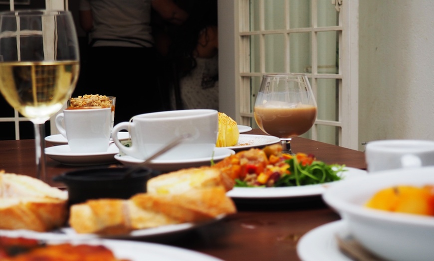 Image 8: Brunch o merienda  para 2 o 4 con platos dulces, salados y bebidas