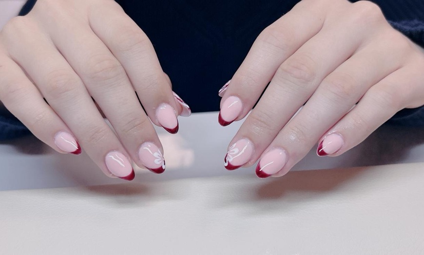 Image 8: Maniküre, optional mit Shellack oder Neumodellage für 1 Person