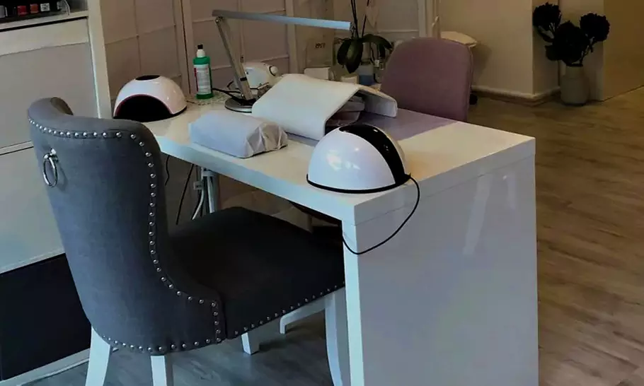 Klassische Maniküre und / oder Pediküre mit optionalem Lack – 1 Person