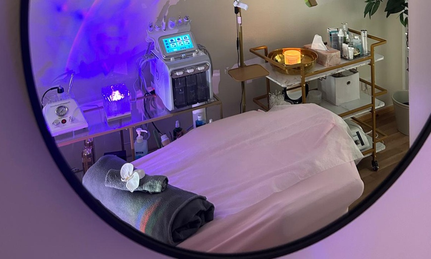 Image 3: Klassische Gesichtsbehandlung oder Aqua-Facial inkl. Wellnesspaket