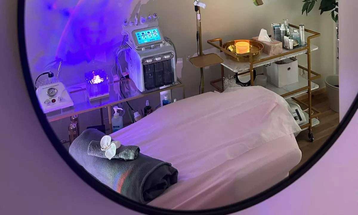 Klassische Gesichtsbehandlung oder Aqua-Facial inkl. Wellnesspaket