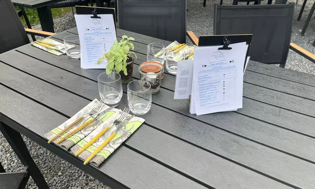 Burger-Menü mit Burger, Getränk und Pommes frites für 1 - 4 Personen