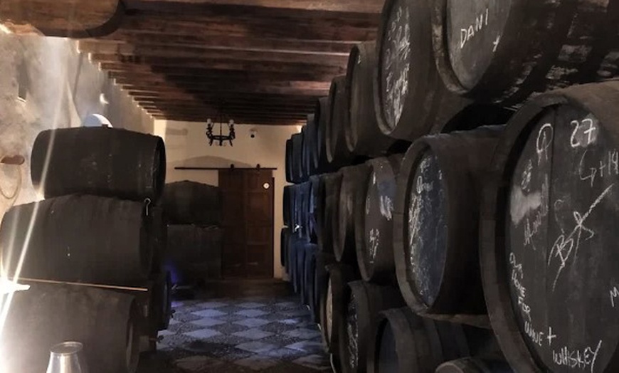 Image 8: Visita a bodega y cata de 5 vinos premiados o almuerzo/cena para 2 o 4