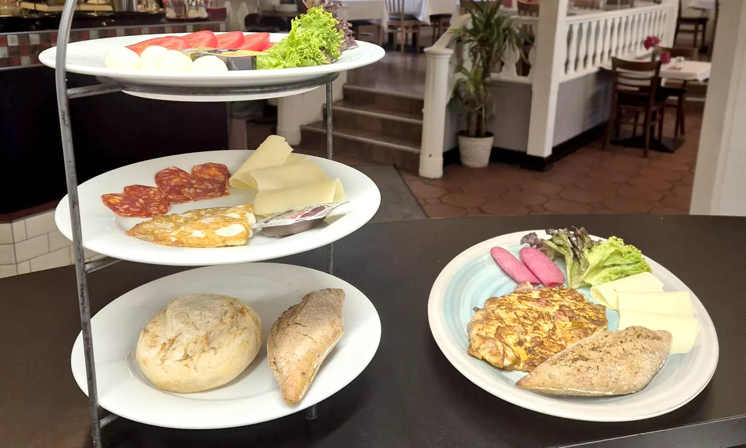 Genieße das Vesuvio Breakfast auf stilvoller Etagere – inkl. Getränk für 1, 2 oder 4 Personen (bis 31% sparen) - Primary Image