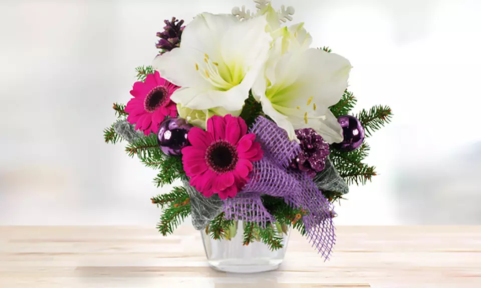 Blumenstrauß Weihnachtsamaryllis mit Karte, Lindt Schokolade und Wein von Blumenhaus Ehrend (44% sparen*) - Second Medium