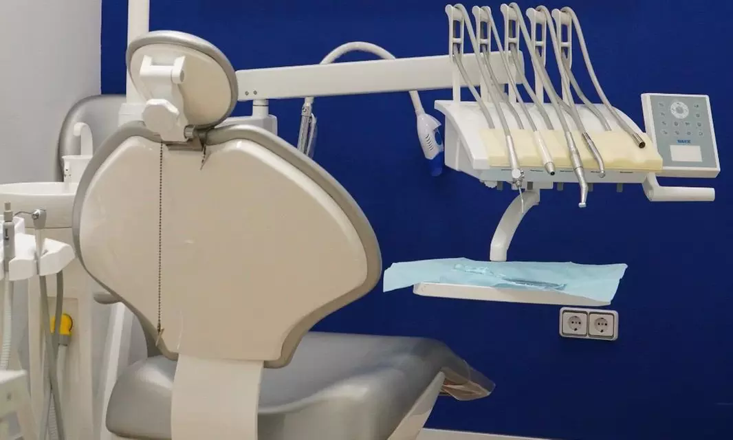 Colocación de hasta 6 implantes dentales con corona, con revisiones