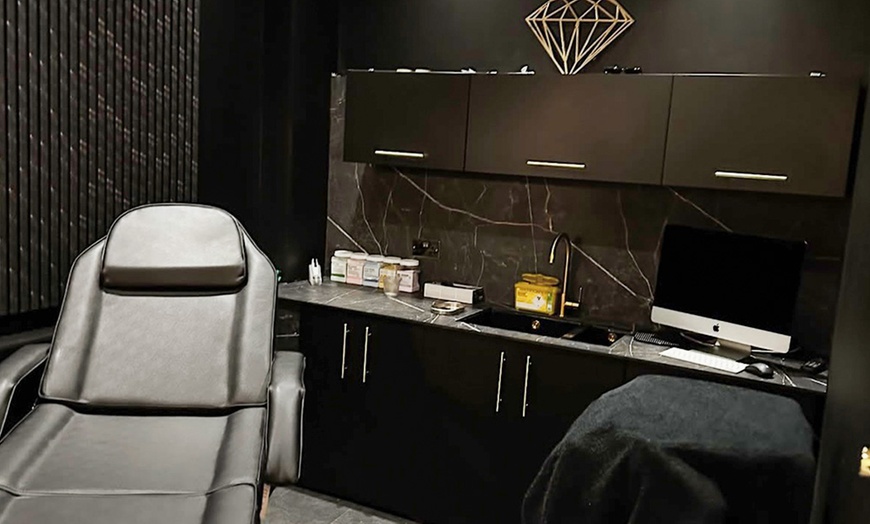 Image 3: Signature Glow Hydrafacial - Skin Analysis, Cleanse, LED & Hydration